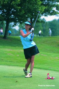 イタリアからやってきた片手のゴルファー、カミーラ。鮮やかなブルーの義手を着けている。