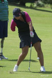 日本にも来たことがある美人ゴルファー。片腕ながらパワフルなスイングをする。