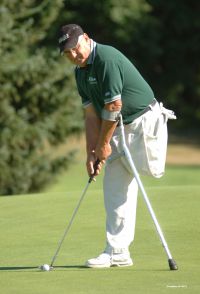 松葉杖のゴルファー