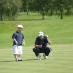 芝目を読むヨアキム・ボーグマン選手(スウェーデン)とキャディ