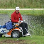 車いす用カートを使う選手