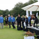 大会運営者たちと表彰カップ