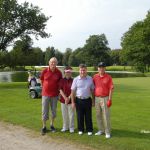 ミーティングのあとコースを回る日本の役員とジェフ・ニコラス。左は主催者のマッツ・リンド氏