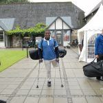 試合後にクラブを担いで帰るサントス選手