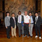 サントス選手(ドミニカ共和国)とモックフォルト選手(デンマーク)と記念撮影をする日本代表チーム