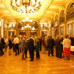 パーティ会場前のホールにはたくさんの絵画が飾ってあった