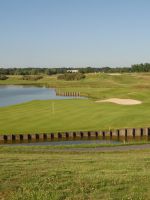 2010年にチームジャパンが遠征したフランスのコースはラフが深く、池絡みのホールも多い難しいコースだった