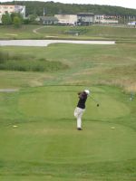 最終ホールのティグランドでドライバーショットを放つサントス選手