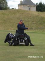 車いす用特殊カートを使ってプレーするフランスの選手