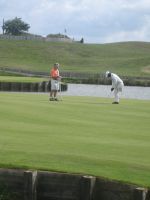 キャディと一緒にプレーするマニュエル ロス サントス選手