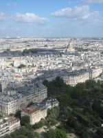エッフェル塔からパリの街を臨む